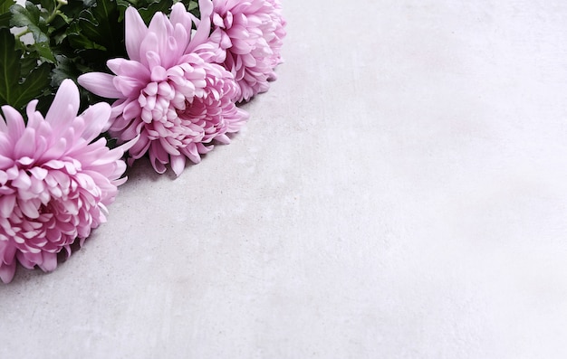 Photo gratuite bouquet de fleurs sur fond gris
