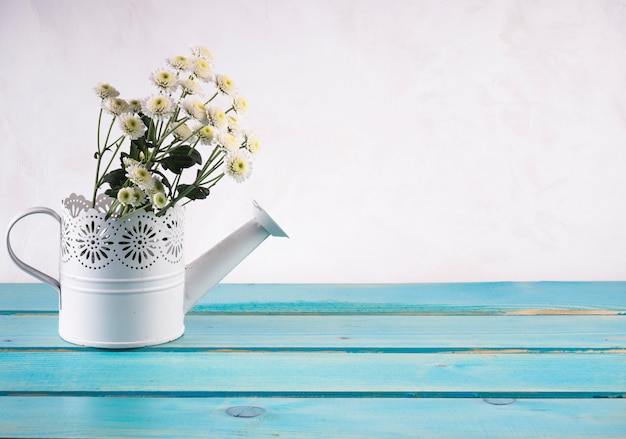 Bouquet de fleurs fraîches dans un arrosoir ornemental