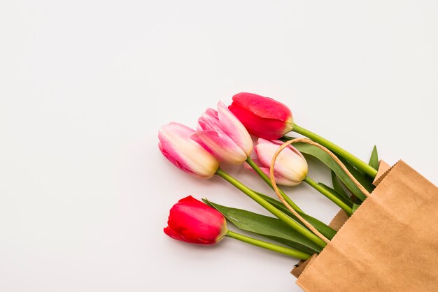 Bouquet de fleurs fraîches dans un paquet d&#39;artisanat