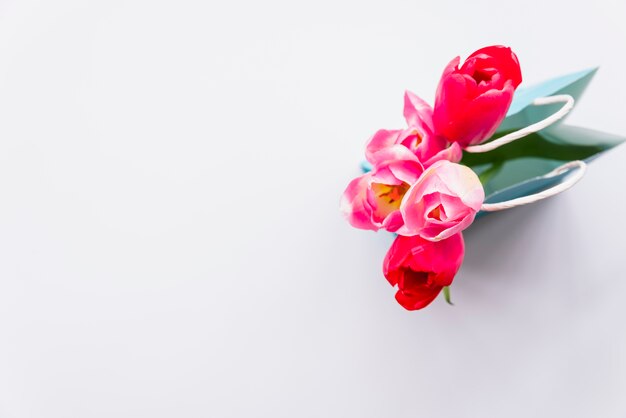 Bouquet de fleurs fraîches en paquet d&#39;artisanat