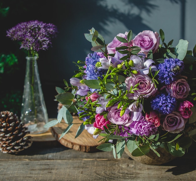 Photo gratuite bouquet de fleurs mixtes sur une table en bois