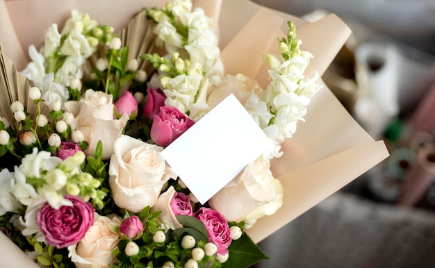 Photo gratuite bouquet de fleurs avec note vide