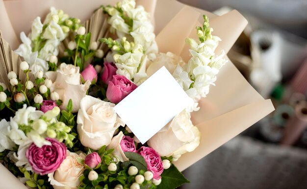 Bouquet de fleurs avec note vide