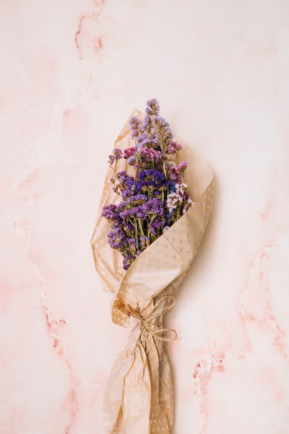 Photo gratuite bouquet de fleurs en papier sur table en marbre