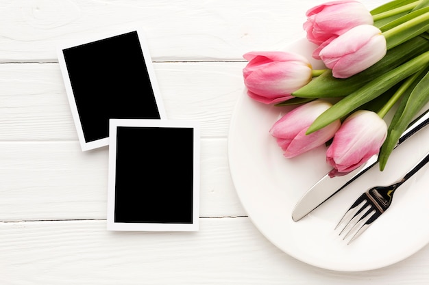 Photo gratuite bouquet de fleurs avec photos à côté