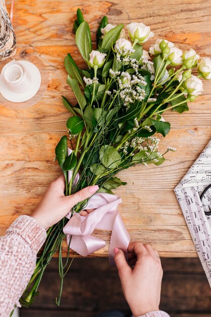 Bouquet de fleurs plat avec ruban