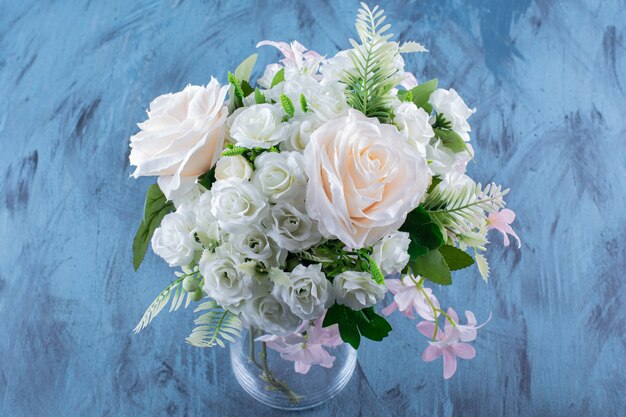 Bouquet de fleurs rose pâle dans un vase en verre.
