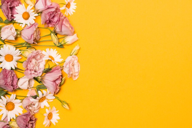 Bouquet de fleurs roses et blanches fraîches avec des feuilles vertes