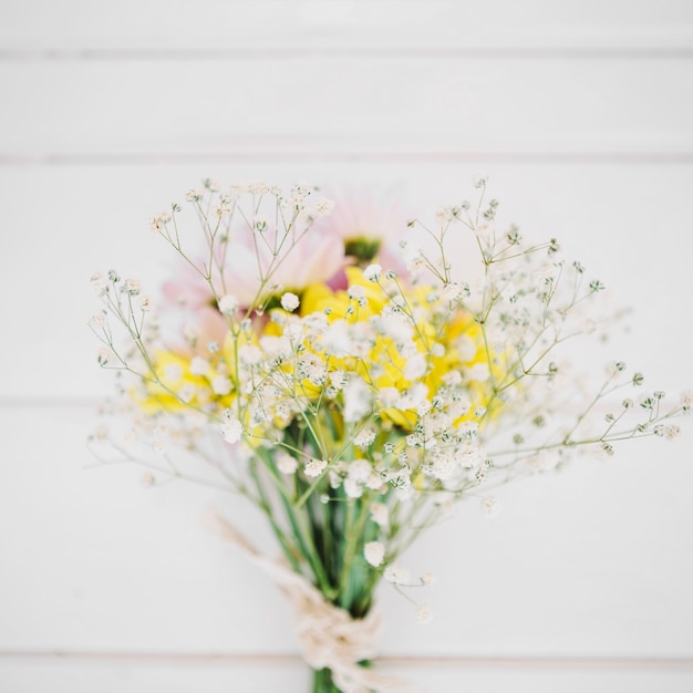 Photo gratuite bouquet de fleurs sauvages en fleurs