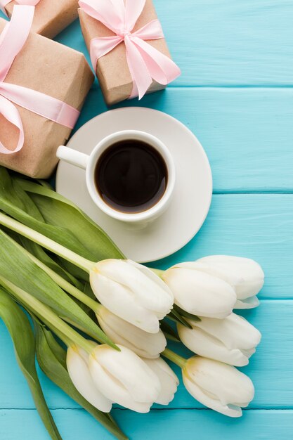 Bouquet de fleurs de tulipe avec tasse de café et cadeaux