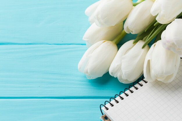 Bouquet de fleurs de tulipes et bloc-notes