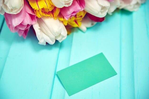 Bouquet de fleurs de tulipes multicolores fraîches sur une vieille table en bois bleue