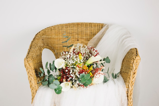 Bouquet de fleurs avec voile de mariée