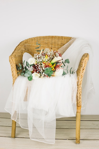 Bouquet de fleurs avec voile de mariée