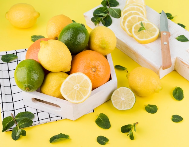 Bouquet de fruits biologiques sur la table