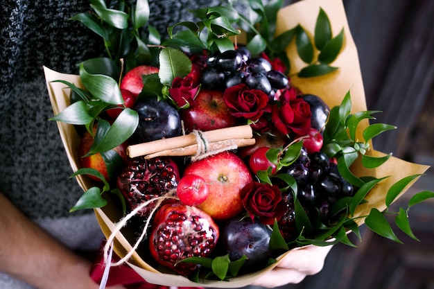 Photo gratuite bouquet de fruits et de roses