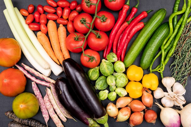 bouquet de légumes sur fond noir