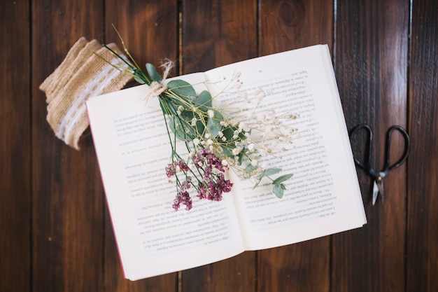 Photo gratuite bouquet sur le livre