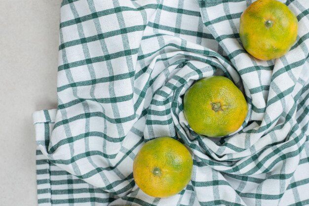 Bouquet de mandarines juteuses sur nappe à rayures
