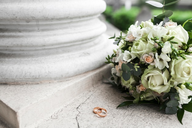 Photo gratuite bouquet de mariage et bagues