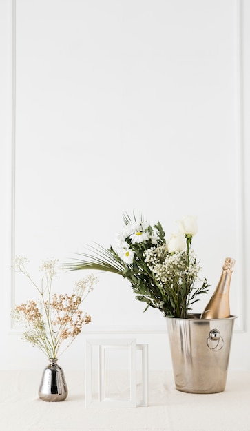 Bouquet de mariage avec une bouteille de champagne