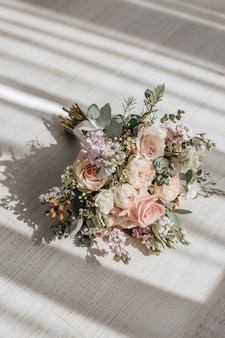 Bouquet de mariage de fleurs de pivoines sur le sol des jeunes mariés