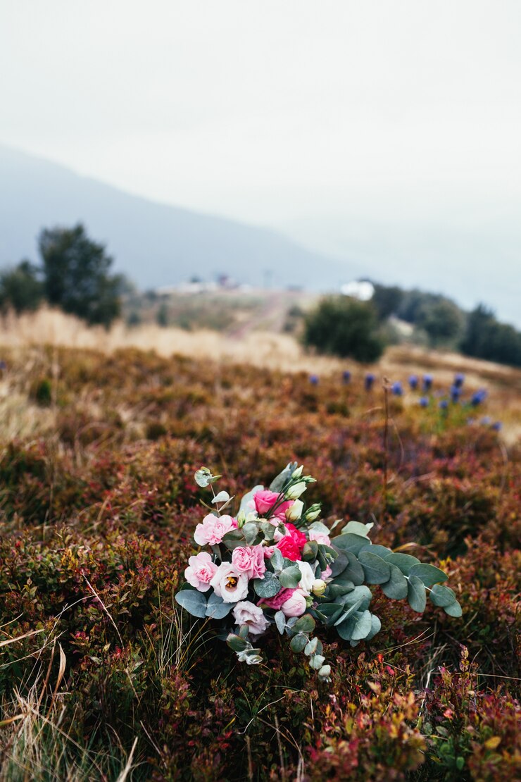 Photo gratuit le bouquet de mariage repose sur l&#39;herbe