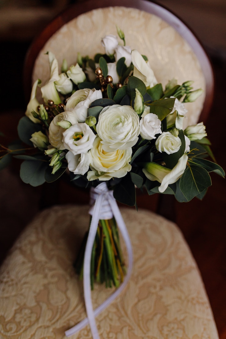 Photo gratuit bouquet de mariée sur chaise