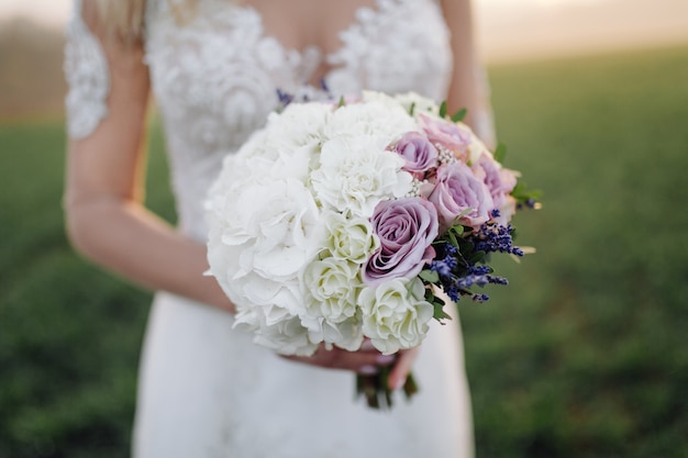 bouquet de mariée dans les mains de la mariée