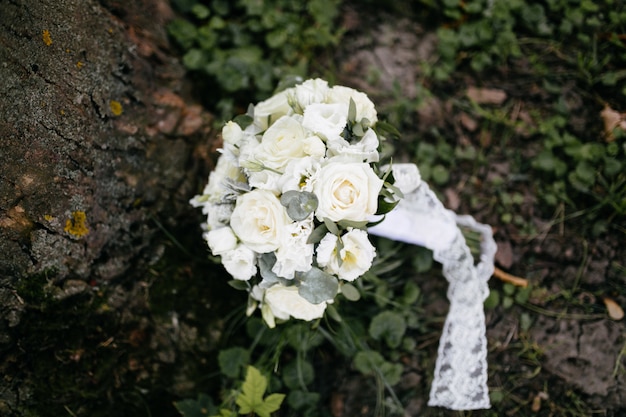 Photo gratuite bouquet de mariée dans les mains de la mariée