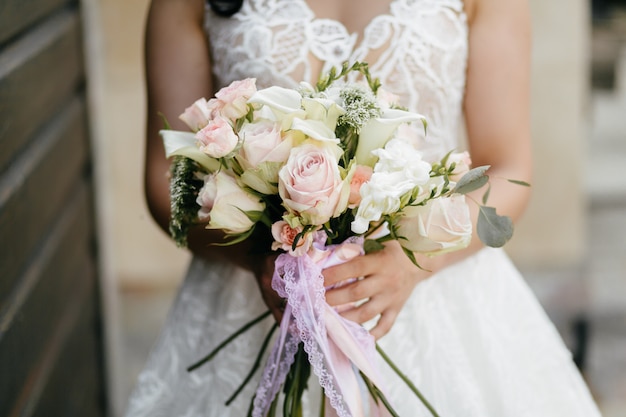 bouquet de mariée dans les mains de la mariée
