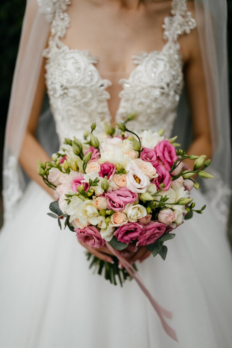Photo gratuit bouquet de mariée dans les mains de la mariée