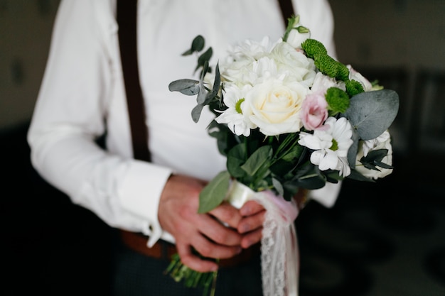 bouquet de mariée dans les mains de la mariée