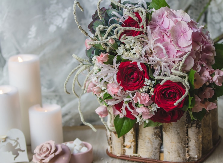 Photo gratuit bouquet de mariée dans un morceau de bois avec des bougies blanches