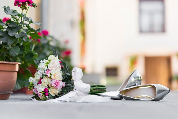 Bouquet de mariée dans la rue