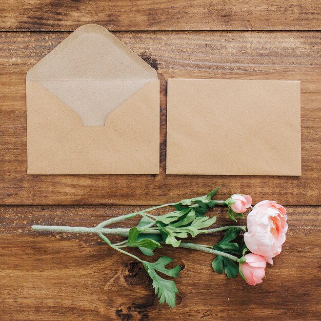 Bouquet de mariée avec des enveloppes