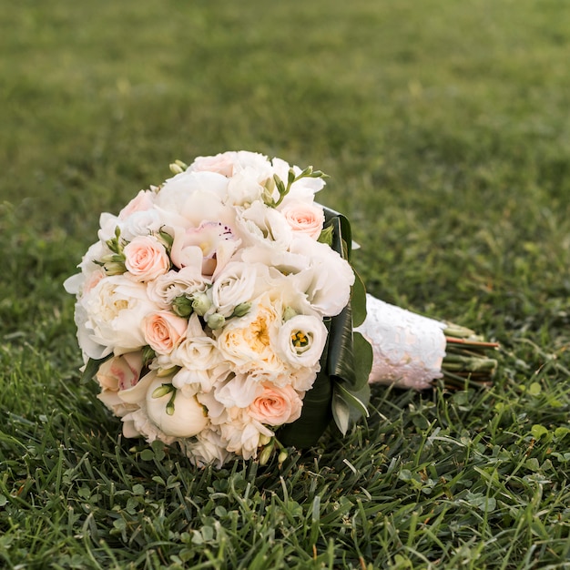 Bouquet de mariée sur l&#39;herbe