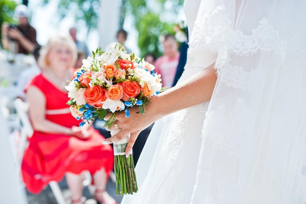 Bouquet de mariée à la main de la mariée