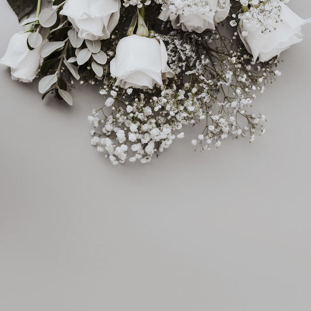 bouquet de mariée de roses blanches avec un espace en bas