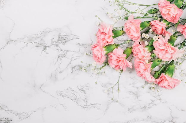 Bouquet d&#39;oeillets et de fleurs d&#39;haleine de bébé au coin du fond texturé en marbre