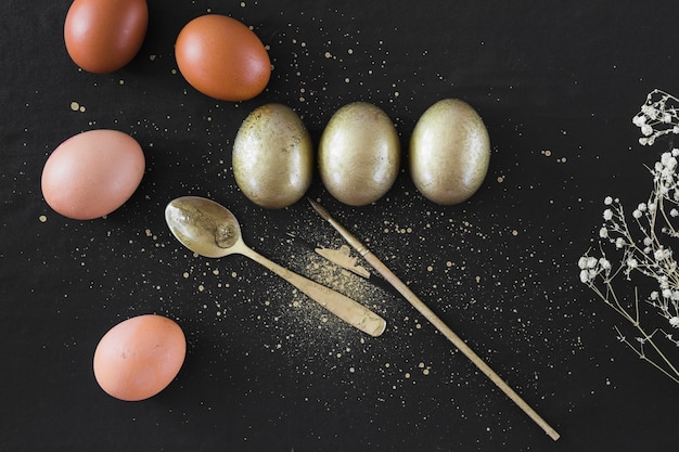 Bouquet d&#39;oeufs près de cuillère et brosse