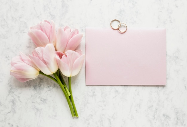 Bouquet de petites fleurs avec bagues de fiançailles