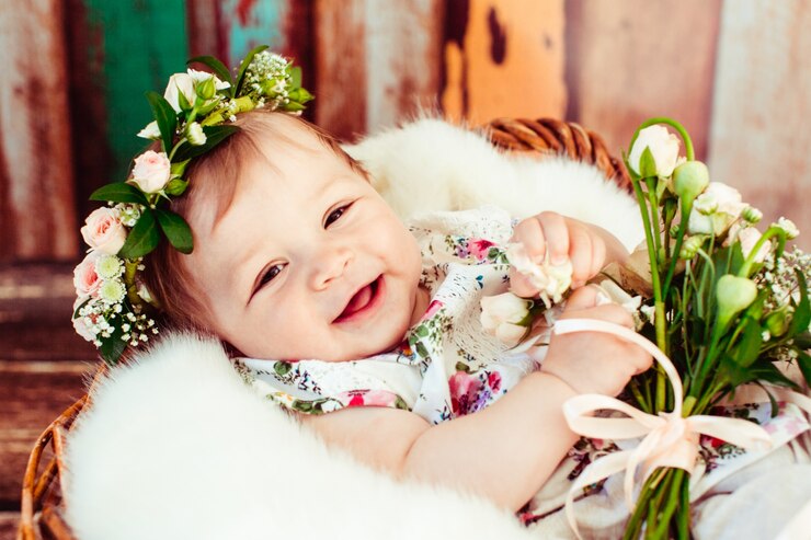 Photo gratuit le bouquet de petites roses repose sur les genoux de petite fille couché dans le panier
