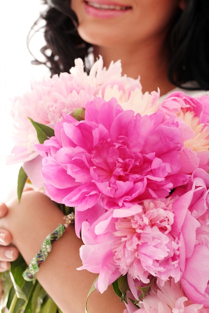 Bouquet de pivoines dans les mains de la femme