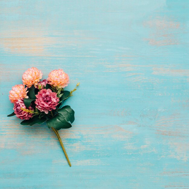 Bouquet de pivoines sur fond en bois bleu.