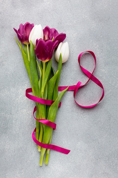 Photo gratuite bouquet plat de tulipes avec ruban rose