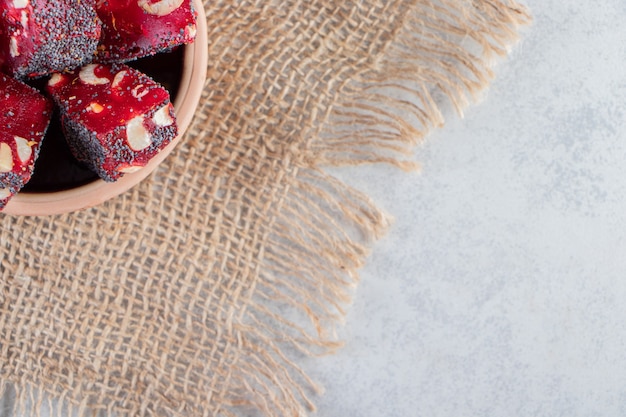 Bouquet de pulpes de fruits rouges séchés avec des noix dans un bol en céramique.