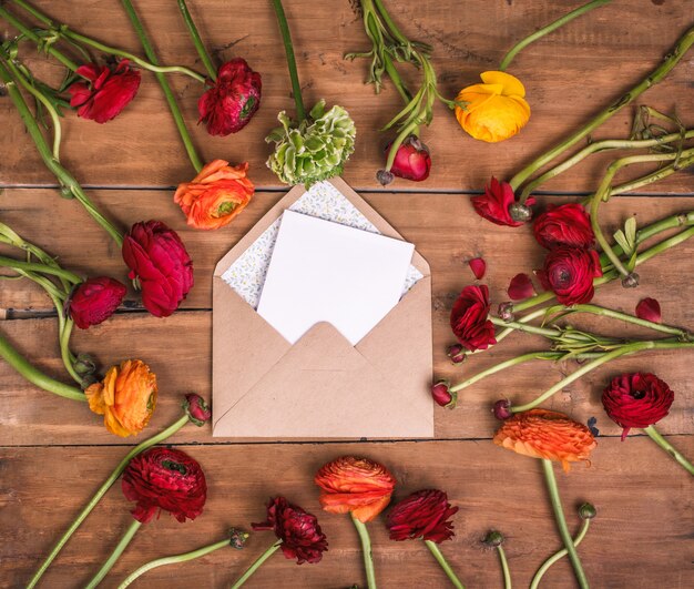 Bouquet de renoncule de fleurs rouges sur une table en bois