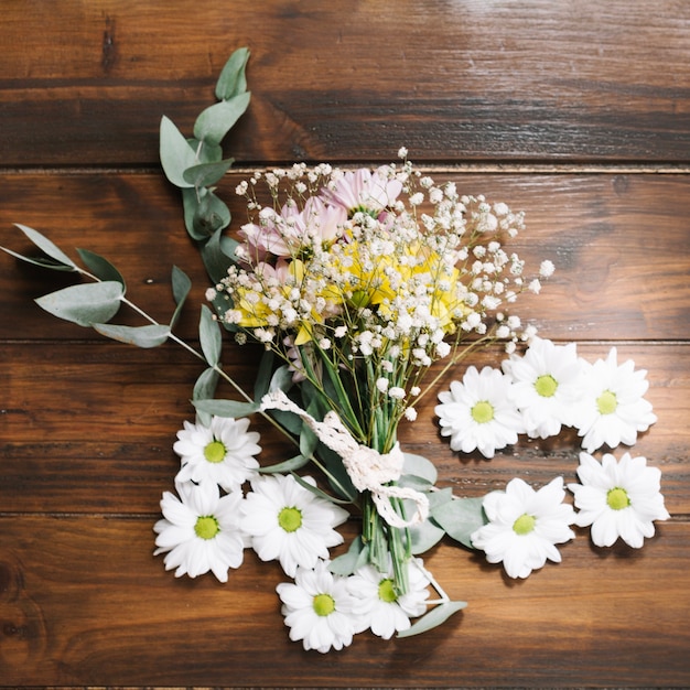 Photo gratuite bouquet romantique arrangé avec des marguerites