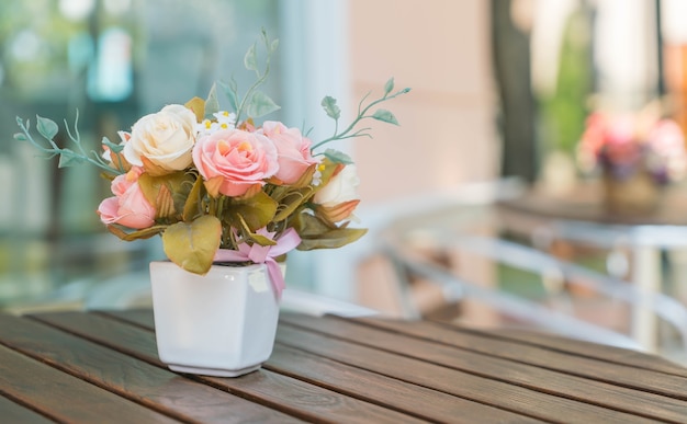 Bouquet rose sur table
